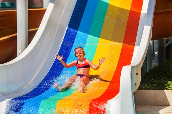 Aquapark slaytlar aşağı su kaydırağı, çocuk. — Stok fotoğraf