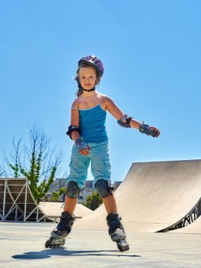 Kız paten üzerinde sürme .