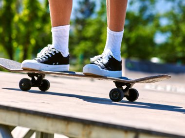 Kız paten üzerinde sürme .