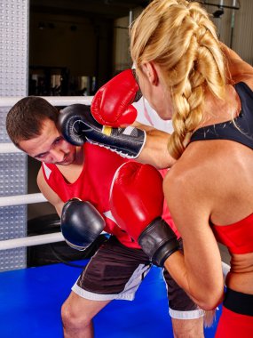 Kadın boksör şu atma çapraz eldiveni