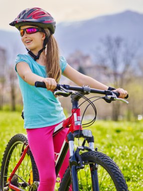 Motosiklet kask sürmek Bisiklet giyen kız Bisiklete binme.