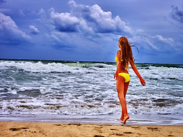 Verão menina mar em maiô amarelo — Fotografia de Stock