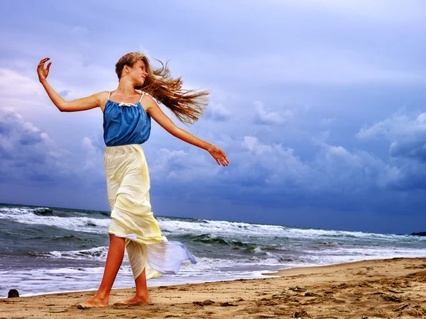 Літня дівчина море дивиться на воду — стокове фото