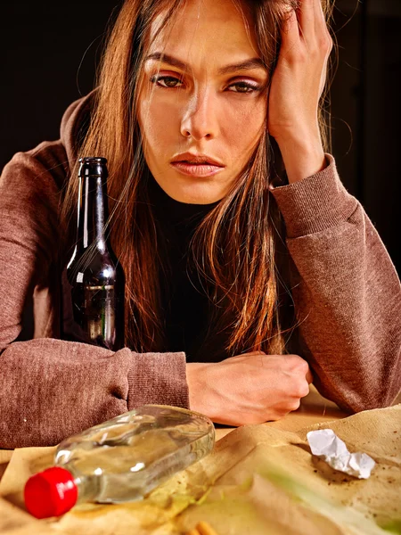 Girl in depression drinking alcohol. — Stock Photo, Image