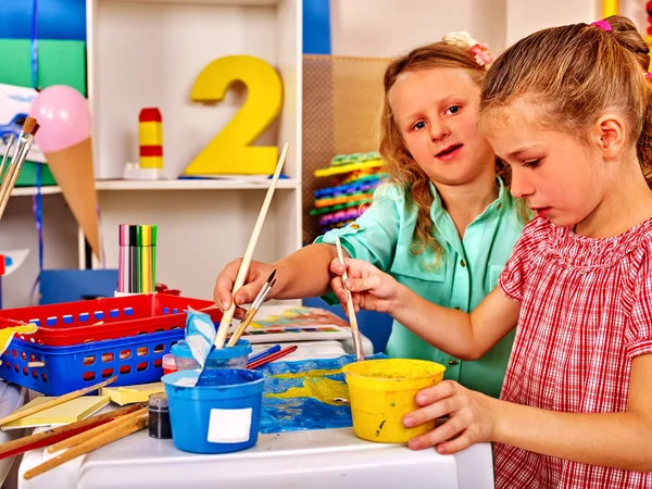 Groupe petite fille avec peinture au pinceau à l'école primaire . — Photo