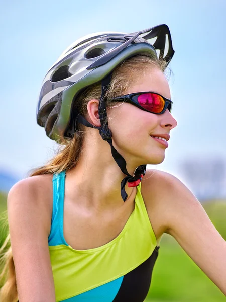 Fahrräder Radfahren Mädchen mit Helm fährt Fahrrad Aganist blauer Himmel. — Stockfoto