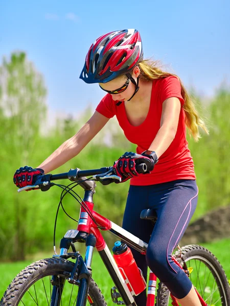 Bicicletas ciclismo menina usando capacete . — Fotografia de Stock