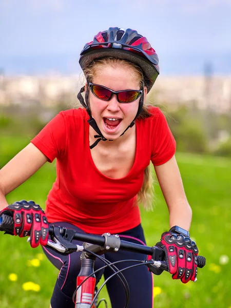 Bicyclist menina passeios de bicicleta fora da cidade . — Fotografia de Stock