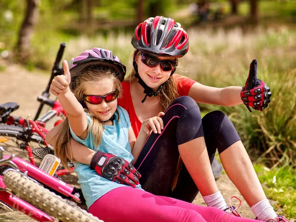 Lycklig familj. Mor och dotter är på väg nära cyklar. — Stockfoto