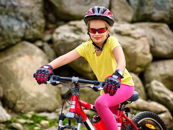 Bicycle girl into park rides in mountains. — Stock Photo, Image