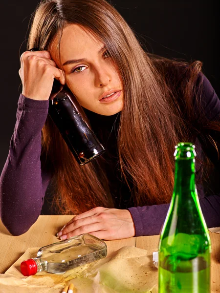 Flicka i depression dricka alkohol. — Stockfoto