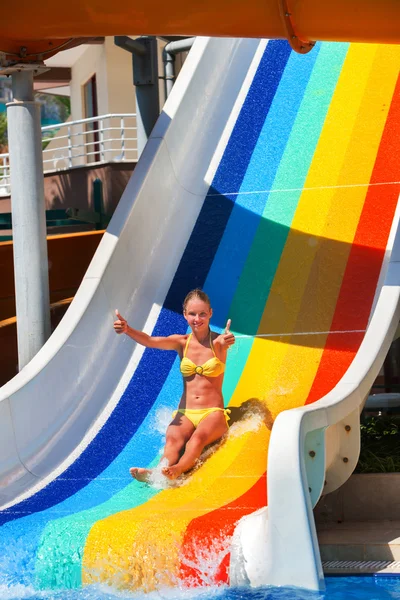 Niño en tobogán acuático en aquapark mostrar pulgar hacia arriba . —  Fotos de Stock