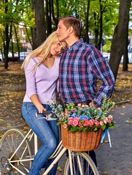 공원 안에서 레트로 자전거를 타는 부부 — 스톡 사진