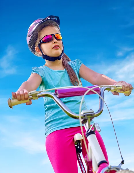 Bicicletas ciclismo menina vestindo capacete passeios de bicicleta . — Fotografia de Stock