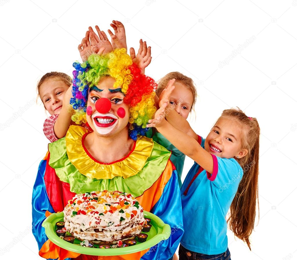 Clown Tenant Gateau A L Anniversaire Avec Des Enfants De Groupe Image Libre De Droit Par Poznyakov C