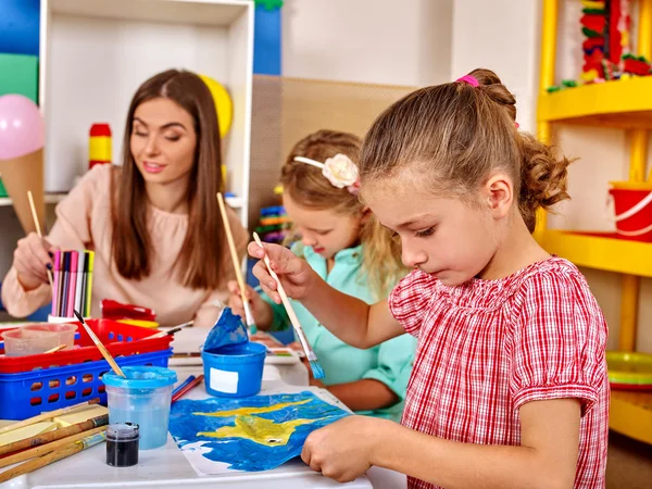 Groupe petite fille avec peinture au pinceau à la maternelle  . — Photo