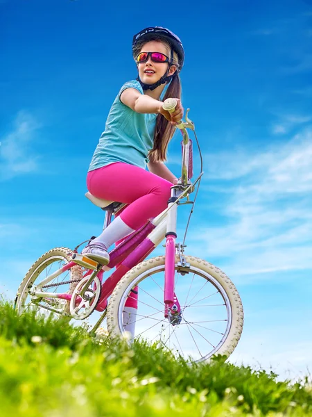 Bicicletas ciclismo menina vestindo capacete passeios de bicicleta . — Fotografia de Stock