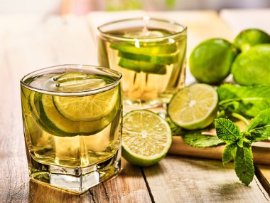 Ahşap kurullarında yeşil şeffaf içkiyle camdır.