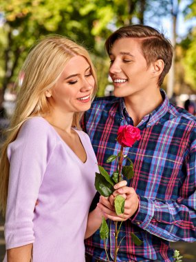 Sarılma ve parkta flört genç Çift.