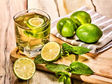 Yeşil şeffaf kireç içecek ve nane peçete ile Cam.