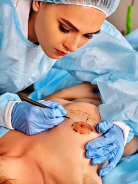 Doktor noktalı çizgi üzerinde kadın meme yapıyor. .