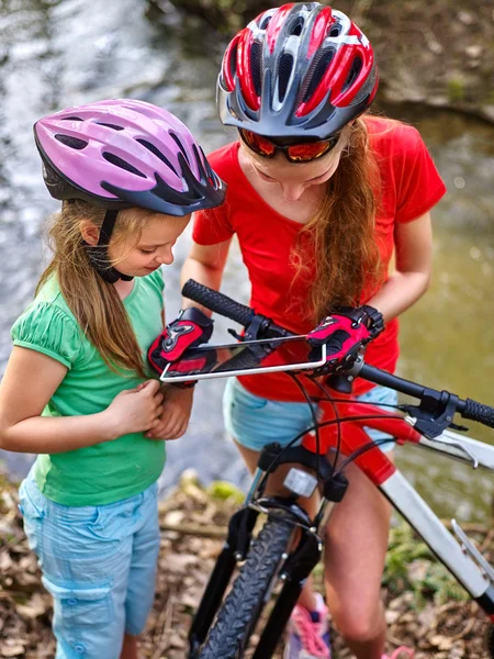 Παιδιά ποδήλατο με Tablet PC αναζητώντας τρόπο στο διαδίκτυο χάρτη. — Φωτογραφία Αρχείου