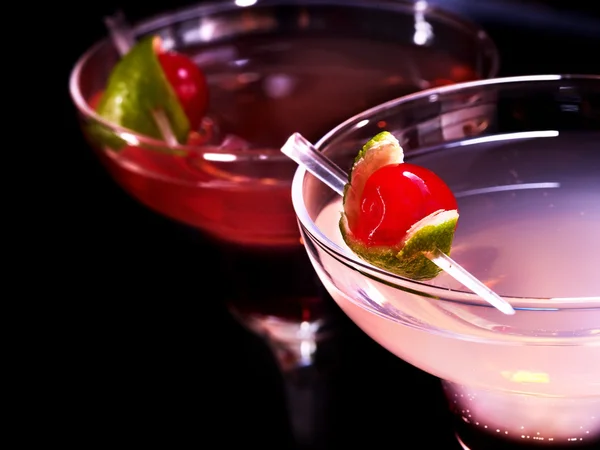Два склянки гранатового коктейлю з вишнею — стокове фото