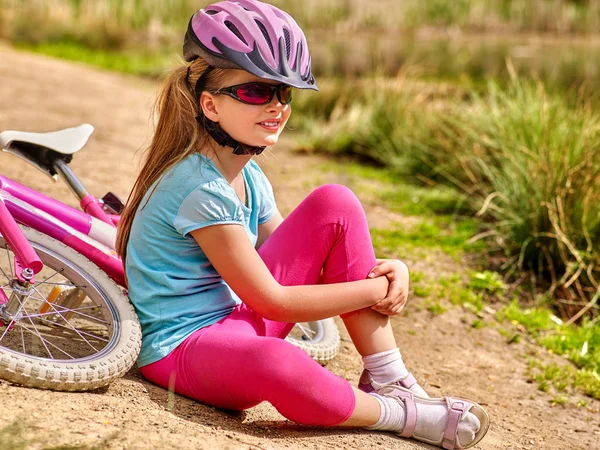 Bicicletas familia ciclismo. Niño sentado en la carretera cerca de las bicicletas . — Foto de Stock