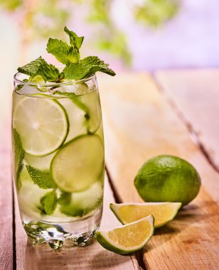 Ahşap kurullarında mohito ve kireç ile camdır.