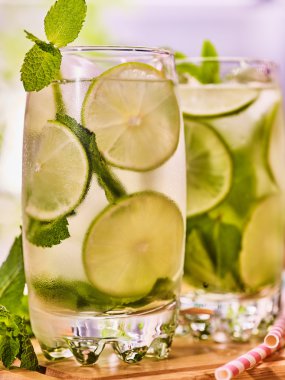 Ahşap kurullarında mohito ve kireç ile gözlük olduğunu.