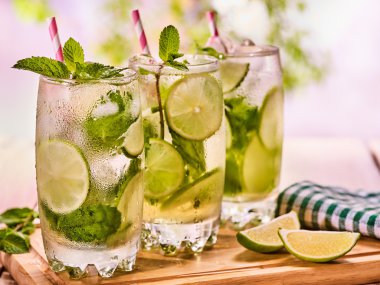 Ahşap kurullarında mohito ve bıçak ile gözlük olduğunu.