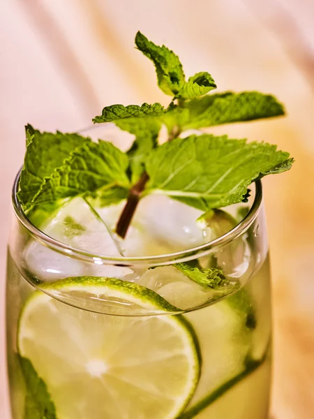 Auf Holzbrettern ist Glas mit Mohito und Kalk. — Stockfoto