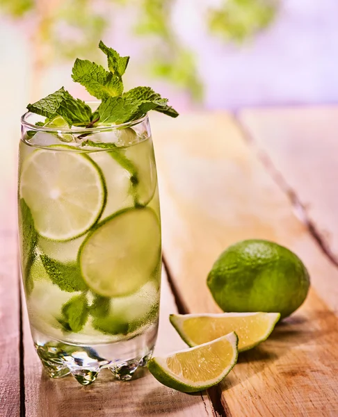 Ahşap kurullarında mohito ve kireç ile camdır.