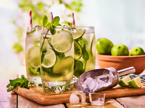 On wooden boards glasses with mohito and scoop ice. — Stock Photo, Image