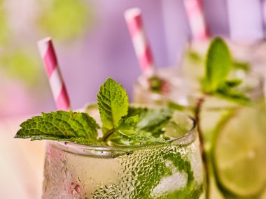 Ahşap kurullarında mohito ve bıçak ile gözlük olduğunu.