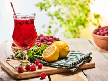 Ahşap üzerinde çilek kokteyl ile buz gibi içecek cam .