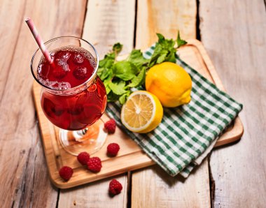 Ahşap üzerinde çilek kokteyl ile buz gibi içecek cam .