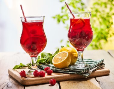 Ahşap üzerinde çilek kokteyl ile buz gibi içecek bardakları vardır .