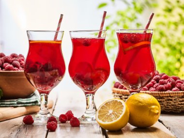 Ahşap üzerinde çilek kokteyl ile buz gibi içecek cam .