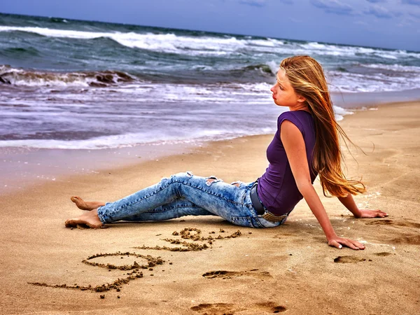 Літня дівчина море дивиться на воду — стокове фото