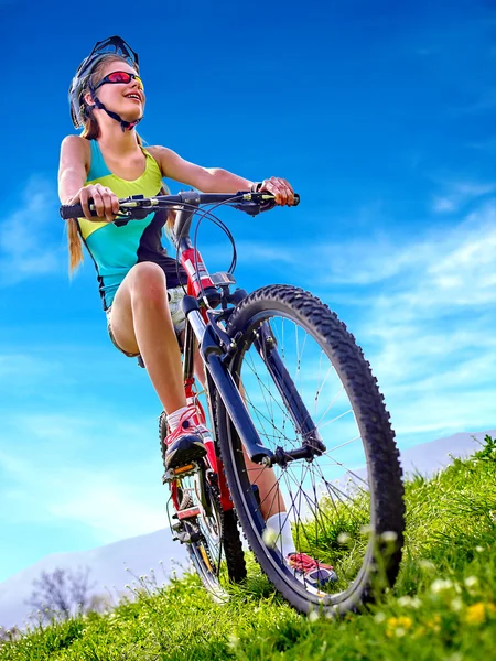 Bicicletas ciclismo chica con casco paseos en bicicleta . — Foto de Stock