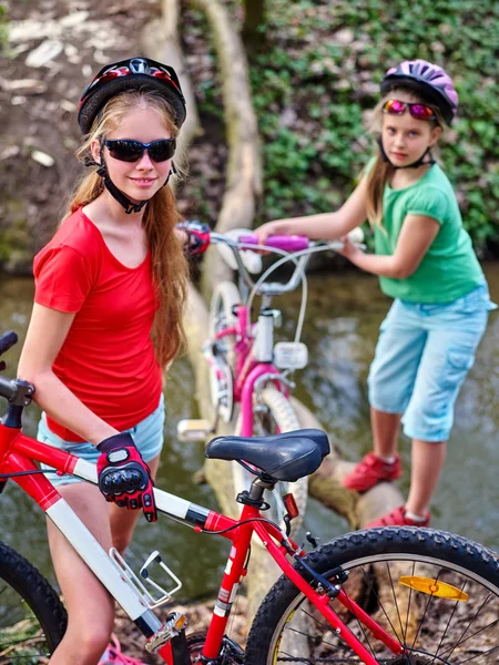 Bicicletas menina ciclismo fording através de água  . — Fotografia de Stock