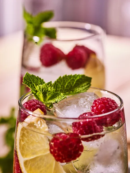 Óculos com cubos de gelo e coquetel de frutas  . — Fotografia de Stock