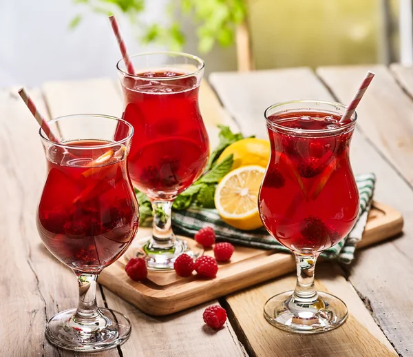 На деревянном ледяном стакане холодного напитка с ягодами коктейль  . — стоковое фото