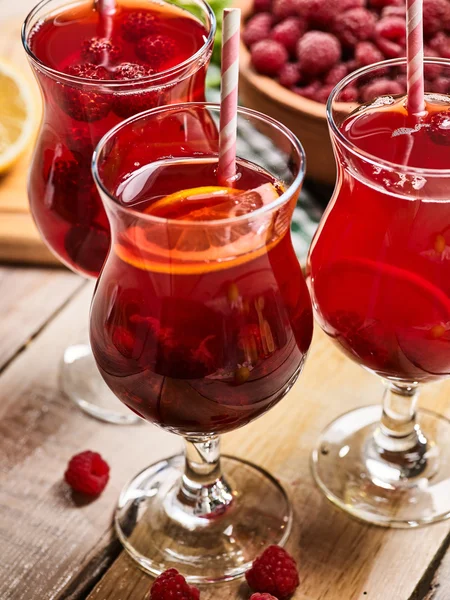 На деревянных - стакан холодного напитка с ягодами  . — стоковое фото