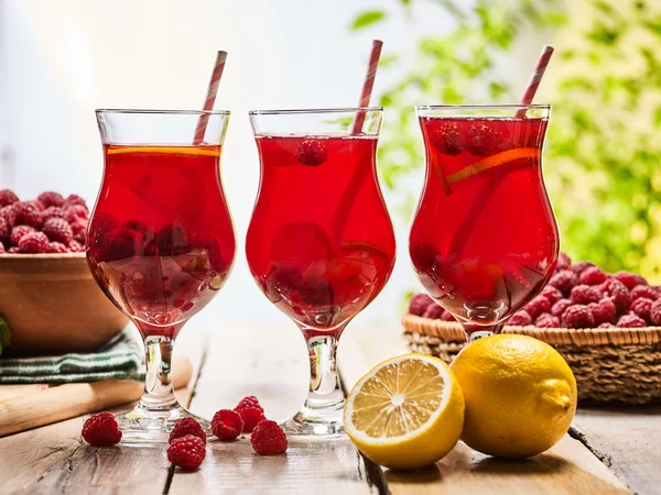На деревянном ледяном стакане холодного напитка с ягодами коктейль  . — стоковое фото
