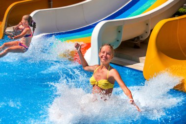 Aquapark, su slaytta iki çocuk.