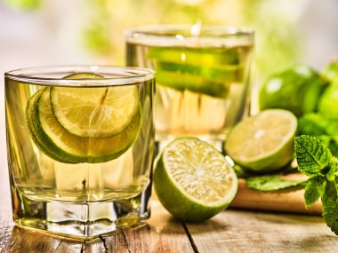 Ahşap kurullarında yeşil şeffaf içkiyle camdır.