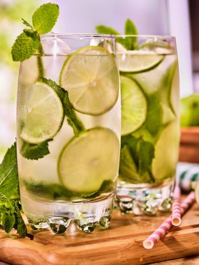 Ahşap kurullarında mohito ve kireç ile gözlük olduğunu.