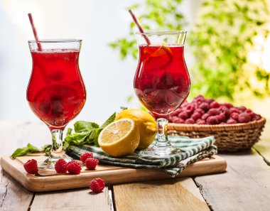 Ahşap üzerinde çilek kokteyl ile buz gibi içecek bardakları vardır .